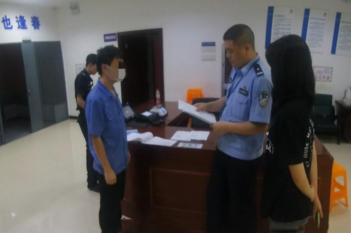 Người đàn ông (trái) bị cảnh sát bắt vì tội quay lén.