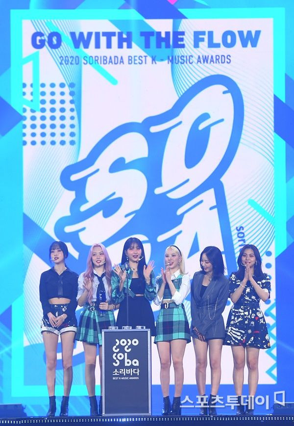 Người chiến thắng 'SOBA 2020': BTS nhận Daesang, Kang Daniel - TWICE và Red Velvet ôm về nhiều cúp lớn Ảnh 35