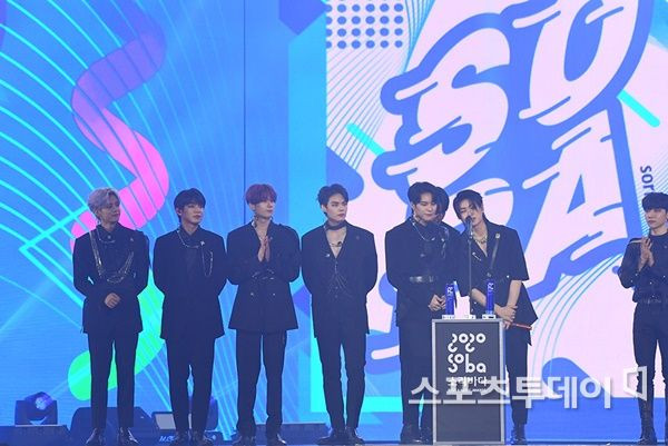 Người chiến thắng 'SOBA 2020': BTS nhận Daesang, Kang Daniel - TWICE và Red Velvet ôm về nhiều cúp lớn Ảnh 37