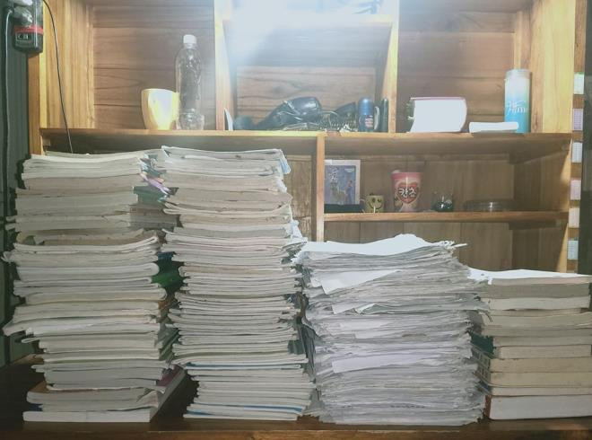 Còn mình thì gói gọn chỉ trên một chiếc bàn học này thôi. Ảnh:Thái Sơn