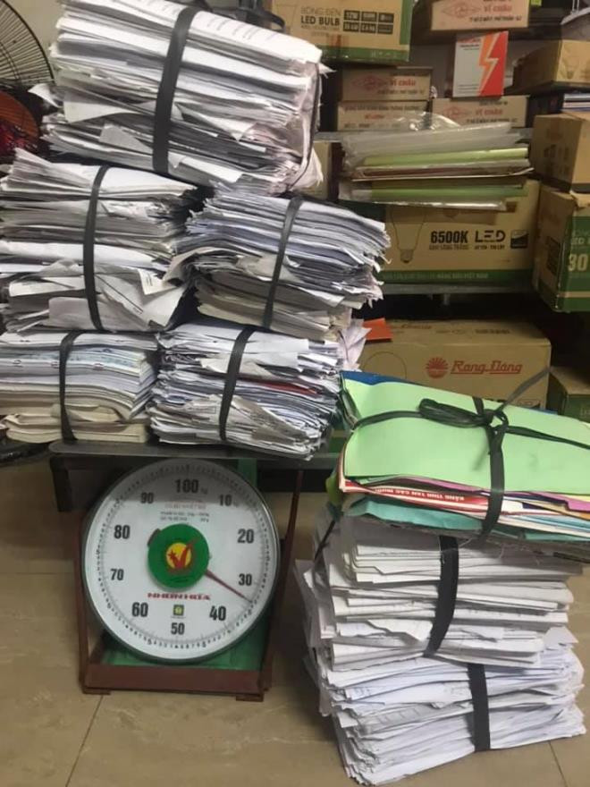 Còn đây là mớ tài liệu nặng hơn cả chủ nhân của chúng. Ảnh: Vũ Tuấn Trần