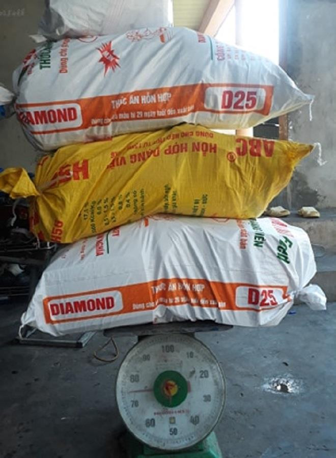 Còn đây là hình ảnh được một bạn học sinh ghi lại, tài liệu nhiều đến mức phải dùng đến những chiếc bao mới có thể thu gọn lại được, cũng hơn 70 cân chứ nhiêu. Ảnh: Tuyết Anh Phan