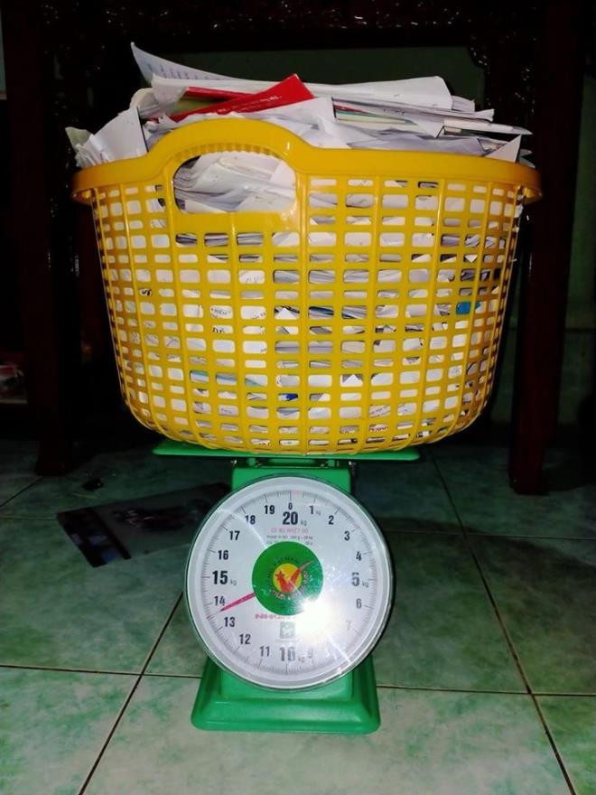 Chỉ là những mẫu đề cương, tài liệu lẻ tẻ thôi đấy cơ! Ảnh: Dương Quốc Sỹ