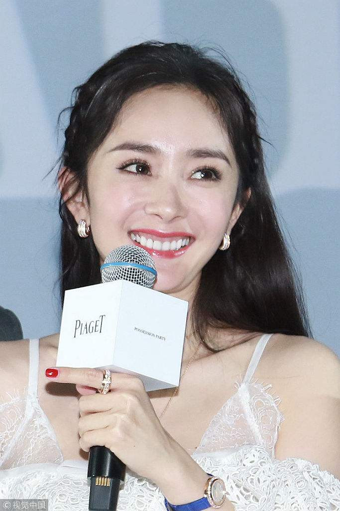 2. Dương Mịch: Dương Mịch cũng là một mỹ nhân rất hiếm khi cười thả ga vì nụ cười của cô không được đẹp cho lắm. Đó là lý do Dương Mịch luôn giữ một hình ảnh sang chảnh ít cười mỗi khi xuất hiện.