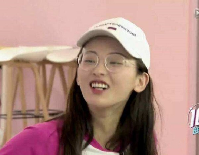 4. Dương Siêu Việt: Là mỹ nhân thế hệ mới của Cbiz, Dương Siêu Việt mang đến một vẻ đẹp ngọt ngào cuốn hút. Nhưng rất khó để thấy được nụ cười thoải mái của Dương Siêu Việt vì hàm răng của cô không đẹp, cười lên trông rất xấu.