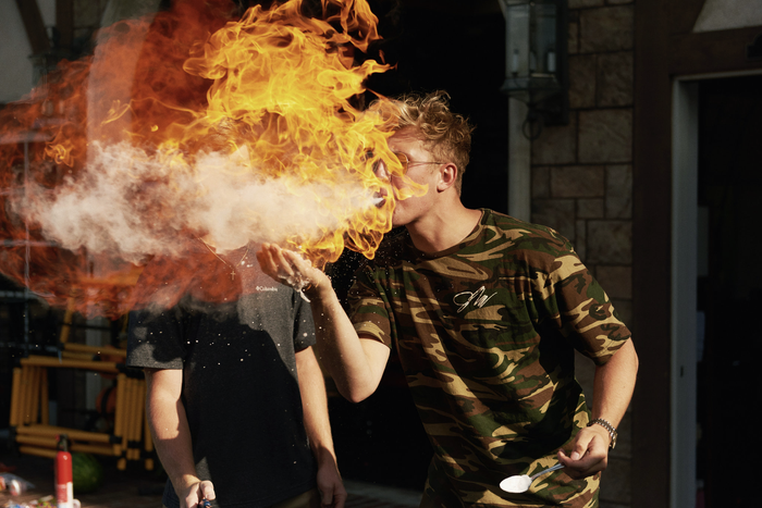 Jake Paul từng hứng chịu không ít chỉ trích vì các video nguy hiểm, phản cảm để câu like, câu view. (Ảnh: Jake Michaels for The New York Times)