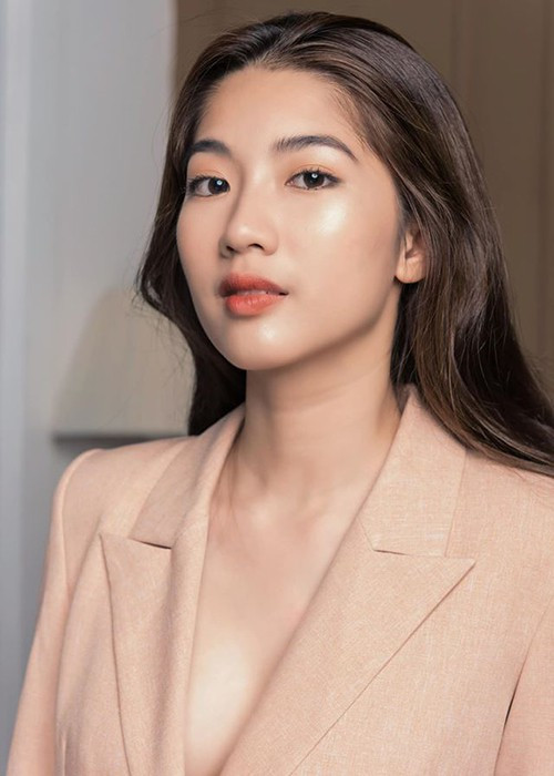 Phạm Thị Hà Thi (SN 2001) là một gương mặt vừa mới 'chiếm sóng' tại cuộc thi Hoa hậu Việt Nam 2020. Hà Thi được biết đến là cựu học sinh chuyên lịch sử trường THPT Hà Nội – Amsterdam. Cô có thành tích 12 năm liền học sinh giỏi, đạt được giải Ba trong kỳ thi Học sinh giỏi Quốc gia môn Lịch sử.