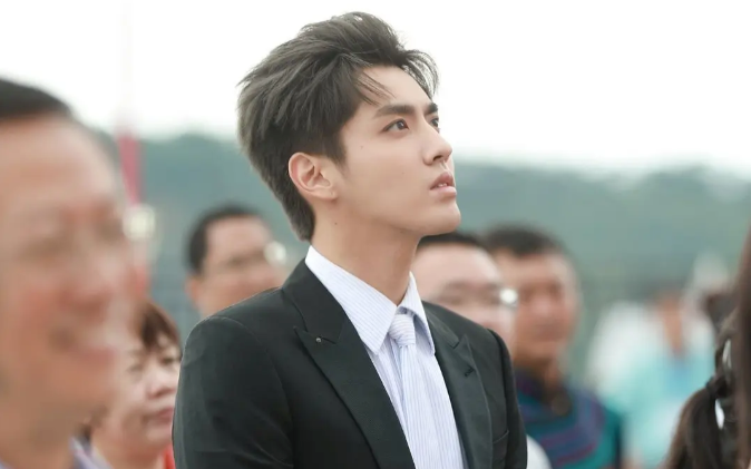 Nối tiếp Cúc Tịnh Y, Ngô Diệc Phàm bị chỉ trích thói ngôi sao vì bảo vệ xô đẩy người đi đường Ảnh 2