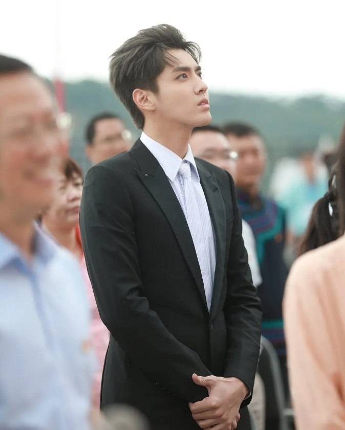 Nối tiếp Cúc Tịnh Y, Ngô Diệc Phàm bị chỉ trích thói ngôi sao vì bảo vệ xô đẩy người đi đường Ảnh 6