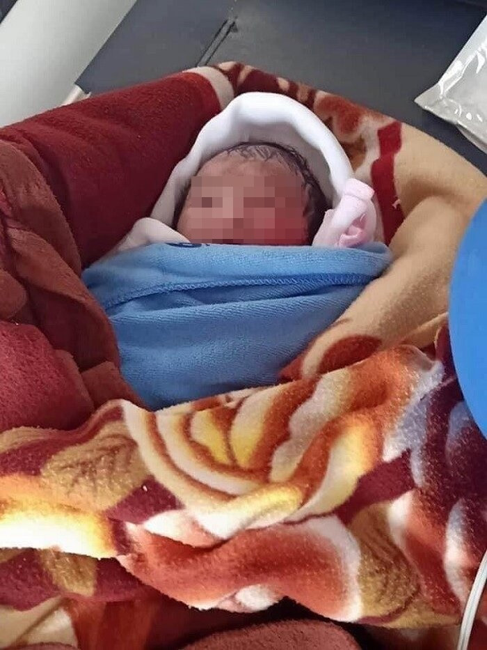 Bé gái sơ sinh bị bỏ rơi ngoài thửa ruộng trong cái nóng gần 40 độ C đã qua đời hồi 0h35 phút ngày 14/8