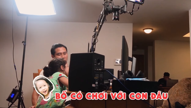 Theo đó cô bé hờn trách ba mình vì quá bận rộn với công việc, không dành thời gian chơi với con