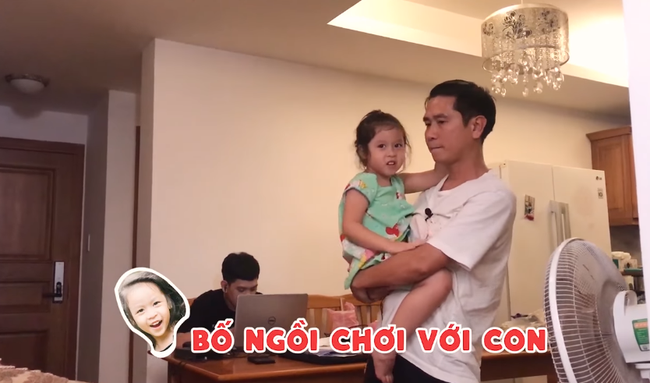 Hồ Hoài Anh dỗ dành con gái khi biết được lý do cô bé giận dỗi suốt mấy ngày nay