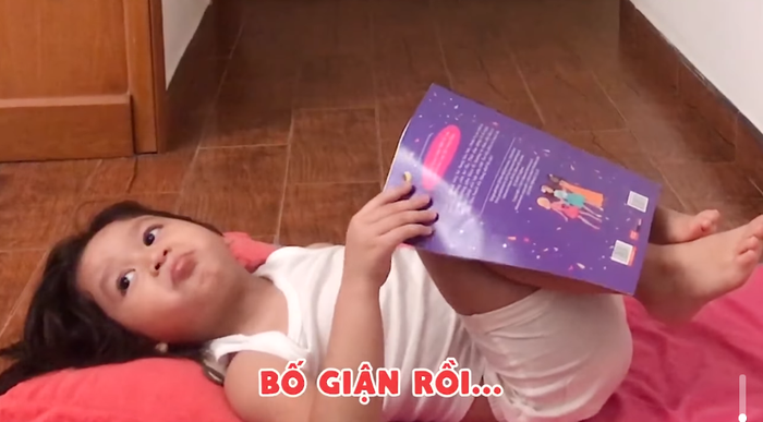 Con gái út của Hồ Hoài Anh dỗi vì bố chiếm hết cả phòng khách không có chỗ cho con chơi đồ hàng