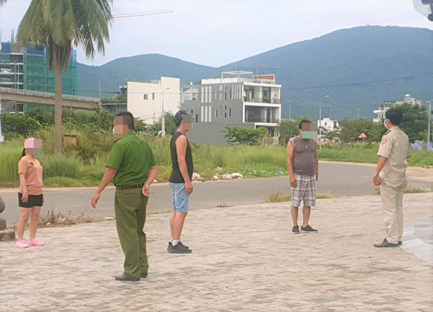 Các hành vi tụ tập đông người, ra đường với lí do không cần thiết có thể bị phạt từ 5 triệu đến 10 triệu đồng. Ảnh: Báo Dân sinh