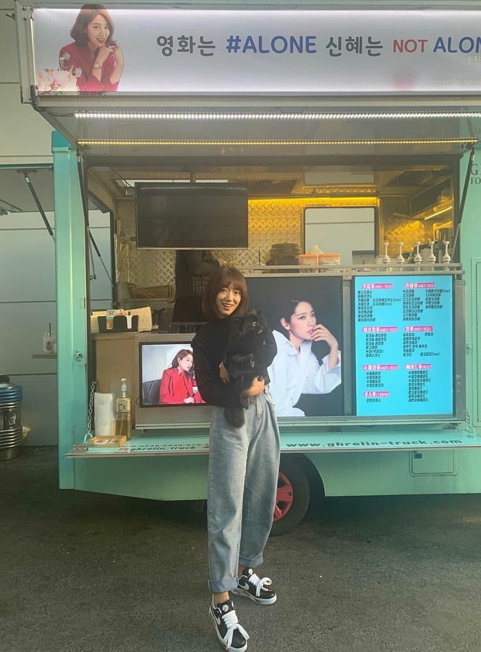 Các ngôi sao Hàn như Park Shin Hye cũng nhanh chóng thù sẵn cho mình 1 đôi giày 