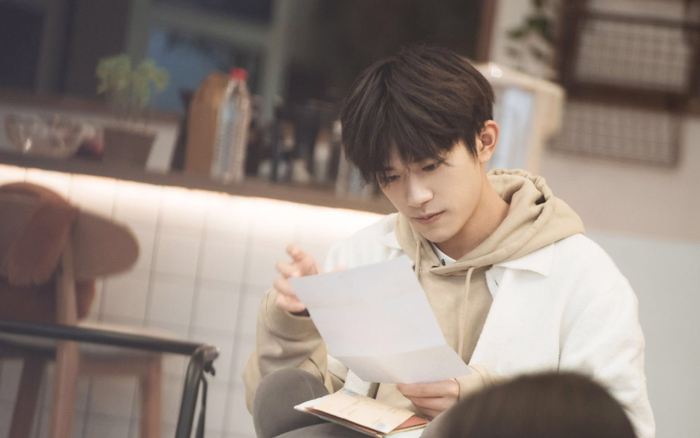 Poster 'Biển sương hồng' của Dịch Dương Thiên Tỉ là sản phẩm sao chép từ ảnh bìa của một tiểu thuyết? Ảnh 2