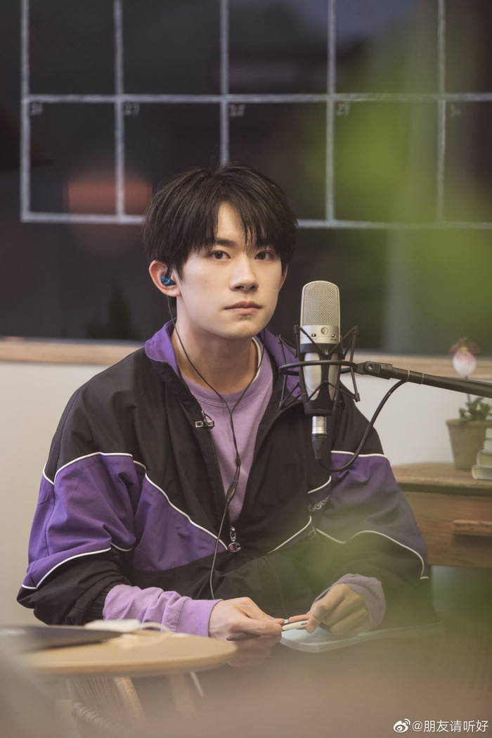 Poster 'Biển sương hồng' của Dịch Dương Thiên Tỉ là sản phẩm sao chép từ ảnh bìa của một tiểu thuyết? Ảnh 3