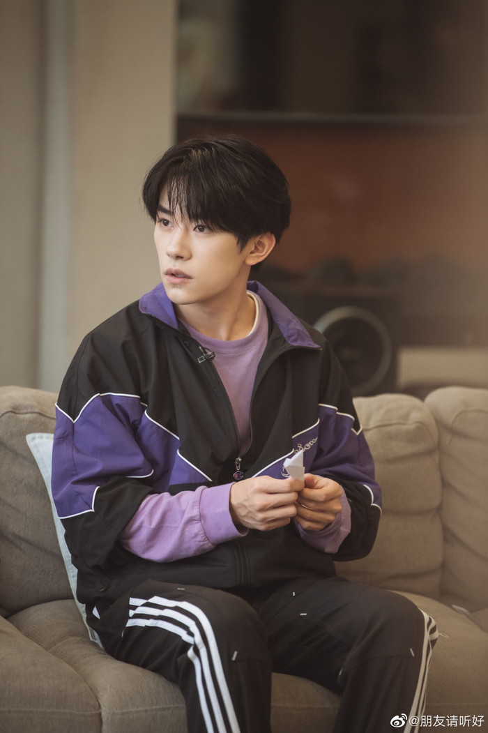 Poster 'Biển sương hồng' của Dịch Dương Thiên Tỉ là sản phẩm sao chép từ ảnh bìa của một tiểu thuyết? Ảnh 4