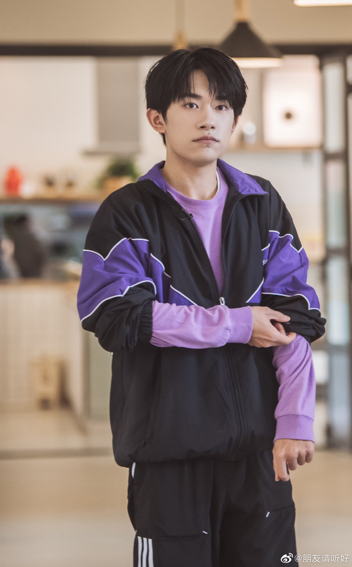 Poster 'Biển sương hồng' của Dịch Dương Thiên Tỉ là sản phẩm sao chép từ ảnh bìa của một tiểu thuyết? Ảnh 5