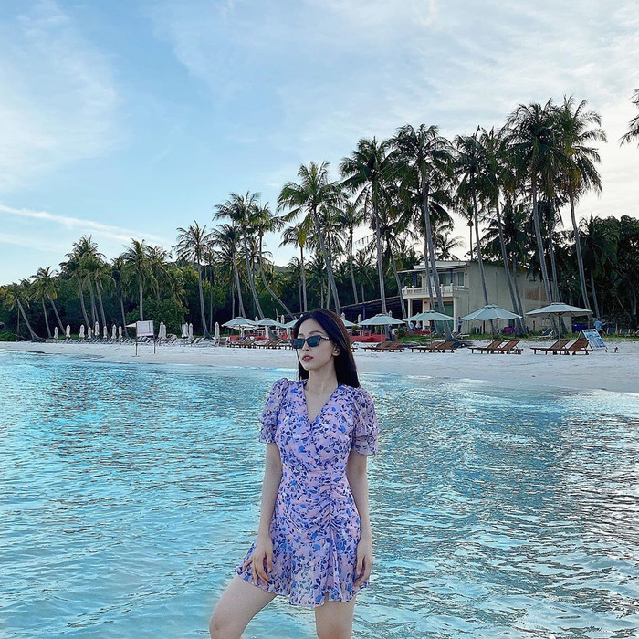 Á hậu Phương Nga diện váy hoa đi chơi biển cùng bạn trai Bình An.