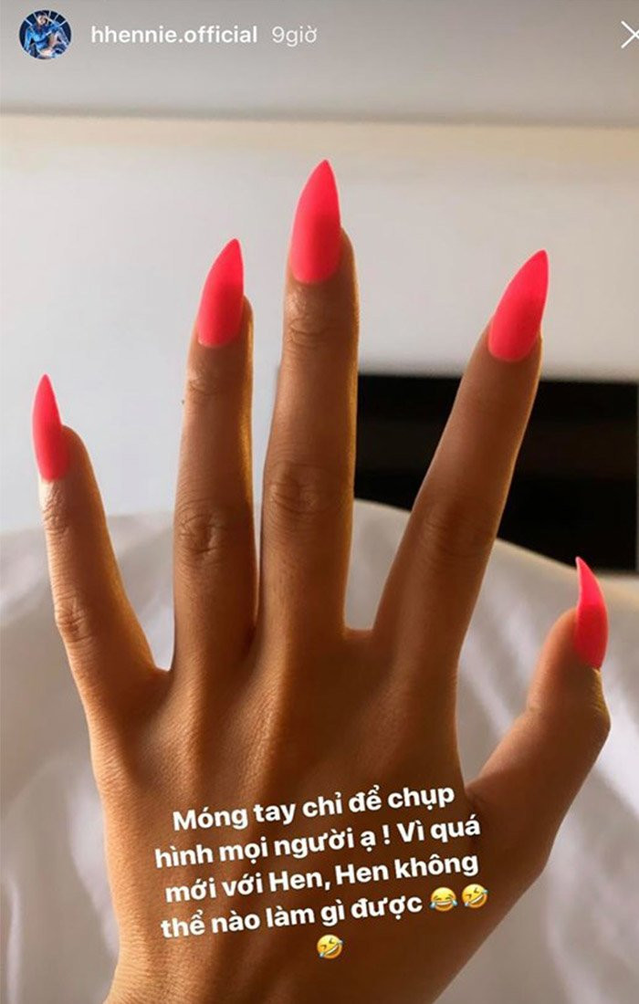 H'Hen Niê cảm thấy móng giả quá mới mẻ với mình, không thể sinh hoạt. 