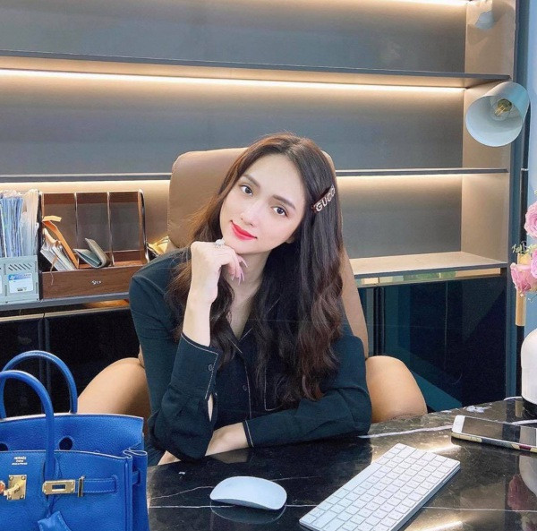 Cô nàng thường xuyên chọn cho mình những kiểu móng dài, có đầu nhọn, sang chảnh nhưng cũng khá bất tiện trong sinh hoạt. 