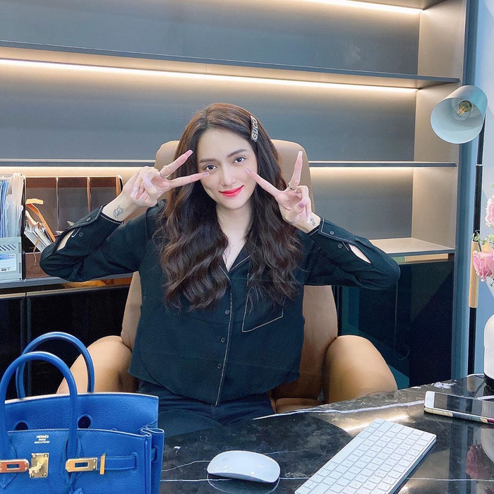 Tuy vậy, có lẽ nàng hậu đã tìm được cách cân bằng, xử lý chuyện này, bởi lẽ theo Giang, phụ nữ hiện đại thì móng tay dài chút nhưng vẫn có thể chu toàn mọi việc. 