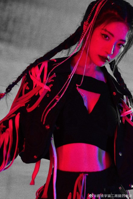 MV 'Sphinx' của The9 vừa ra nửa tiếng đã thu hút hơn 1 triệu lượt thích: Khổng Tuyết Nhi mờ nhạt, Dụ Ngôn gây ấn tượng Ảnh 16