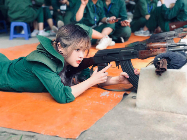 Học bắn súng thôi, có cần xinh xắn, đáng yêu thế này không?