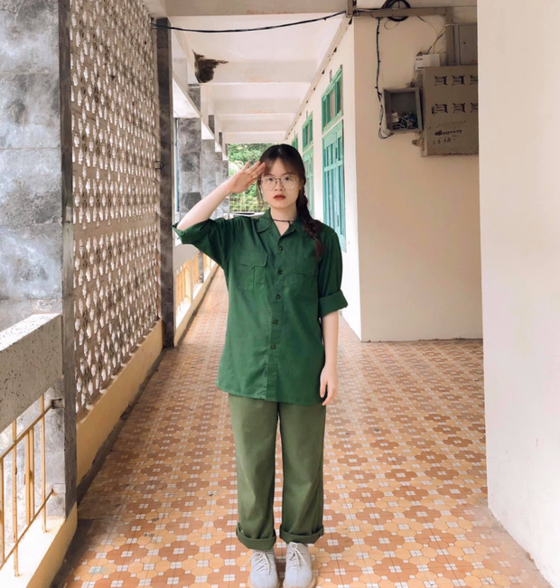 Nữ chiến sĩ xinh đẹp trong màu áo quân sự