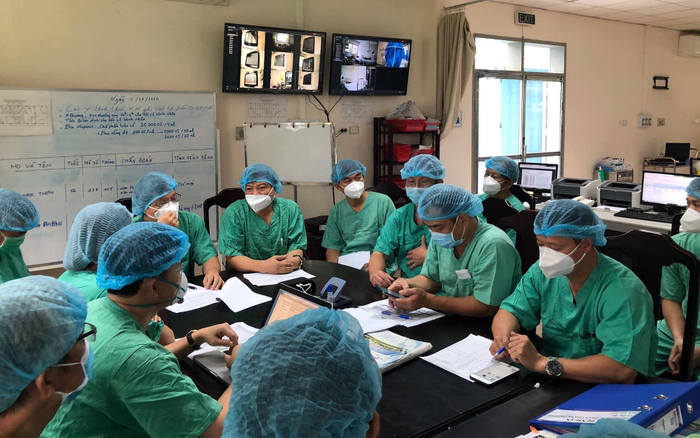 Các Giáo sư được tăng cường làm việc tại Bệnh viện Trung ương Huế Ảnh 2