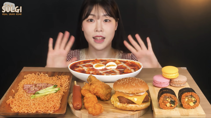 Tuy nhiên, quy định có hiệu lực từ tháng 9 tới đây được đưa ra bởi Ủy ban Thương mại Công bằng Hàn Quốc có thể khiến nhiều YouTuber, idol gặp khó. (Ảnh: Sulgi - Real Sound ASMR)