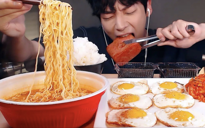 Từ tháng 9 tới, Hàn Quốc sẽ cấm những người có ảnh hưởng trên mạng xã hội như idol, YouTuber nổi tiếng,... quảng cáo 'ngầm' sản phẩm. (Ảnh: Sio ASMR Mukbang)