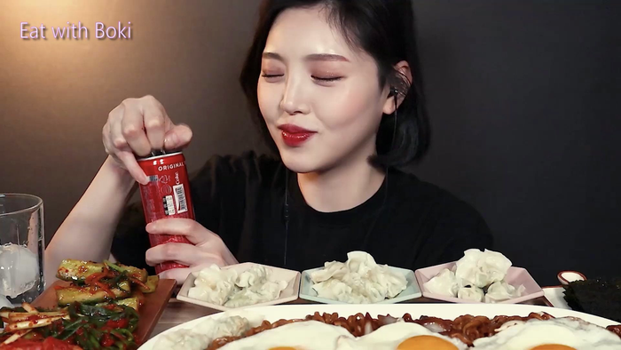 YouTuber ẩm thực nổi tiếng tại Hàn - Eat with Boki (문복희) - gần đây đã lên tiếng xin lỗi khán giả vì từng nhận tiền để đăng tải video nhưng không nói rõ. (Ảnh: 문복희)