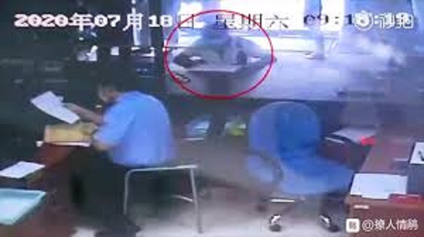 Ông Đoạn tới Sở cảnh sát báo án.