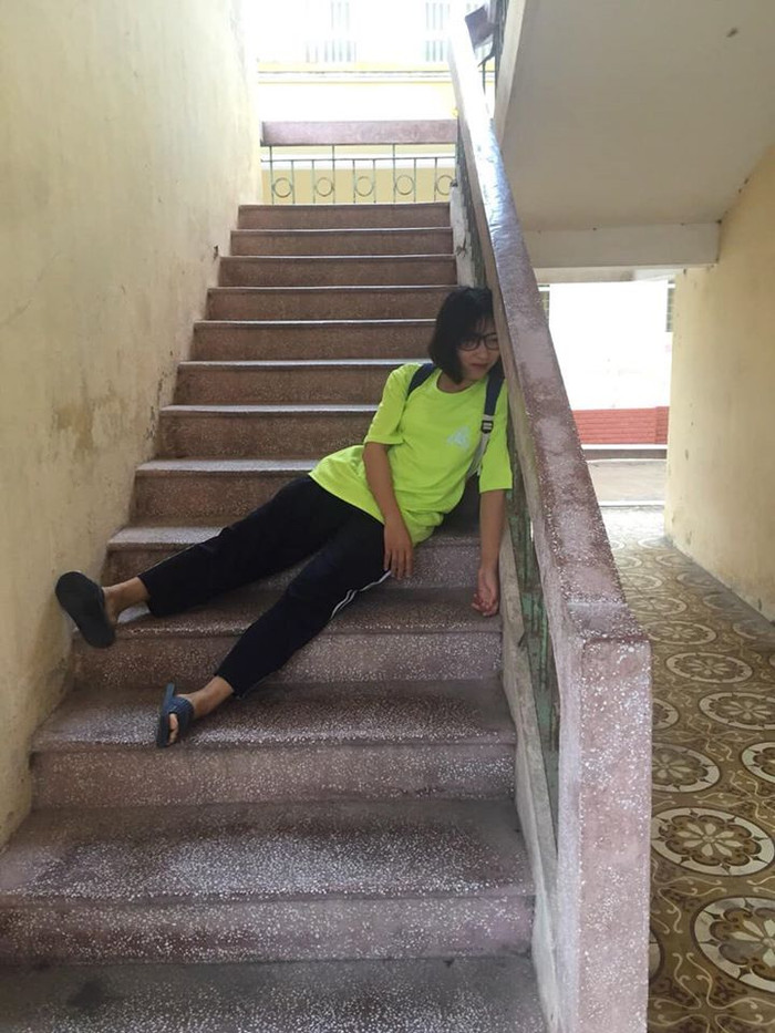 'Thi xong rồi', 'Mệt quá rồi'... dựa vào cầu thang chút thôi