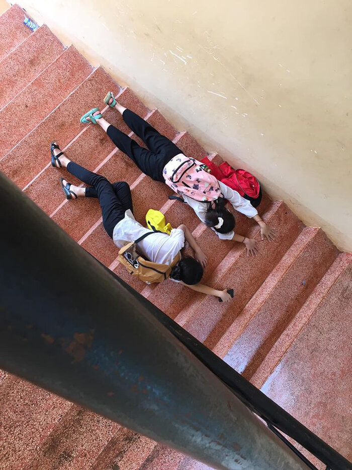 Loạt ảnh 'mệt quá rồi' của nữ sinh Nam Định sau khi kết thúc kỳ thi tốt nghiệp THPT khiến CĐM cười ngất Ảnh 21