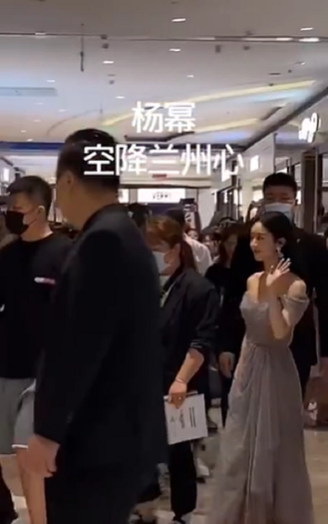 Triệu Lệ Dĩnh dù bị nhận nhầm nhưng vẫn đưa tay vẫn chào bình thường.