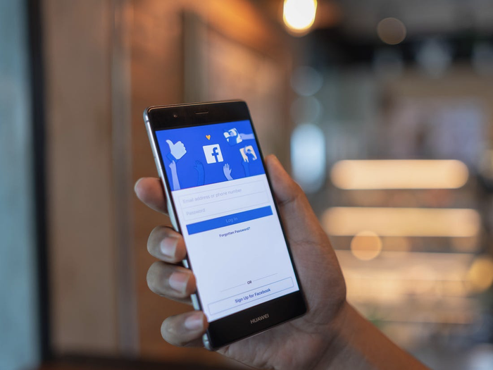 Việc hủy hoặc chặn kết bạn ai đó trên Facebook có thể làm ảnh hưởng rất xấu đến mối qua hệ ngoài đời thực. (Ảnh: Shutterstock)