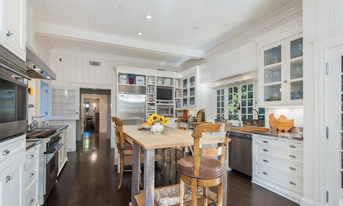 Phòng ăn trang nhã, mang tông màu trắng và be chủ đạo với những nội thất đơn giản nhưng được bài trí tinh tế. (Ảnh: Realtor)