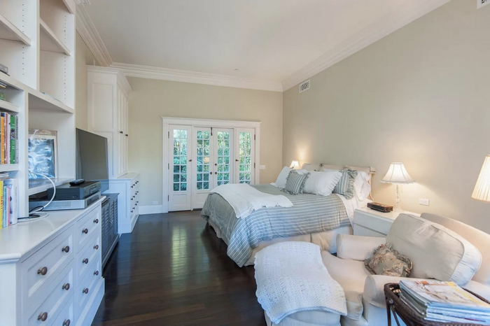 Phòng ngủ rộng lớn với lối thiết kế tối giản mang đến cảm giác nhẹ nhàng, bình yên, thích hợp nghỉ ngơi sau một ngày làm việc mệt mỏi. (Ảnh: Realtor)