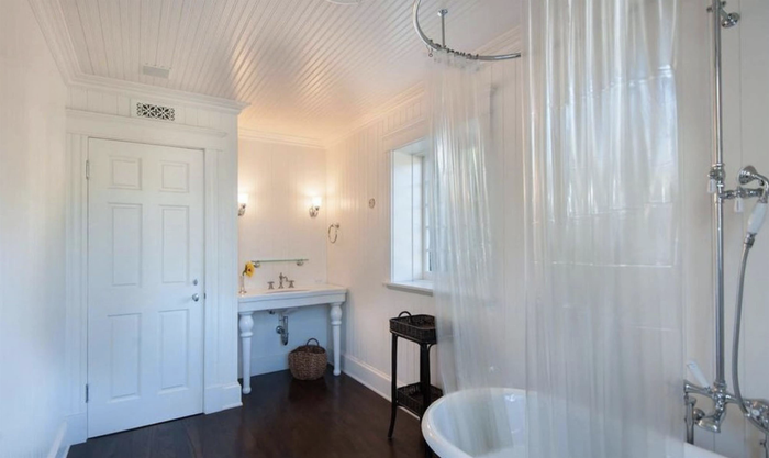 Phòng tắm phụ với diện tích nhỏ hơn nhưng vẫn được trang bị đầy đủ những tiện nghi cao cấp. (Ảnh: Realtor)