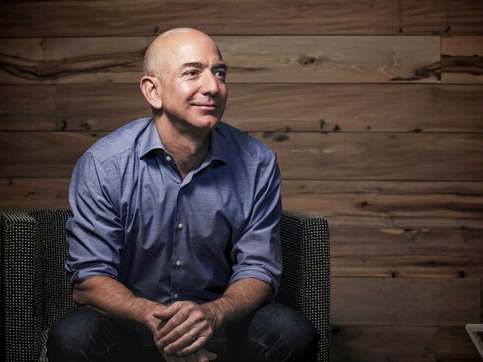 Với khối tài sản 186 tỷ USD (tính đến trưa 15/8), 'ông chủ' Amazon - Jeff Bezos đang là người giàu nhất thế giới hiện nay. Tính riêng trong năm 2020, giá trị tài sản của tỷ phú Jeff Bezos đã tăng thêm 74 tỷ USD bất chấp đại dịch COVID-19, theo Bloomberg. (Ảnh: The Verge)