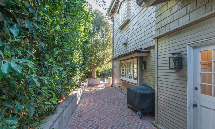 Xung quanh căn nhà được bao phủ bởi một rừng cây xanh ngát. (Ảnh: Realtor)