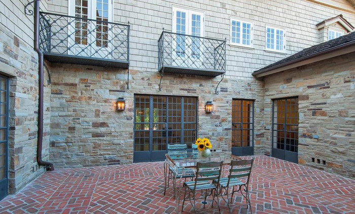 Khu vực ăn uống ngoài trời đơn giản nhưng mang đến vẻ cổ điển, thích hợp để gia đình cùng quây quần bên nhau. (Ảnh: Realtor)