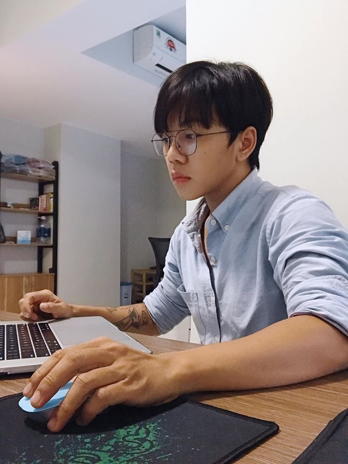 Anh chàng trông khá thư sinh