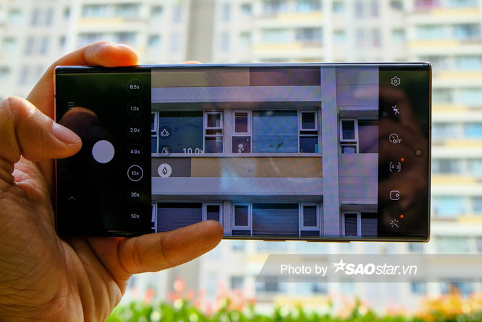 Thanh trượt để zoom cũng đã được cải tiến mượt hơn, tiện cho việc thay đổi góc chụp và quay phim.