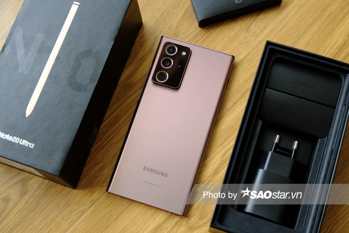 Đầu tiên là về hộp đựng Galaxy Note20 Ultra. Cũng giống như những dòng flagship trước đó, hộp đựng Note20 Ultra của Samsung năm nay vẫn mang màu sắc đen huyền bí. Mặt trước vỏ hộp nổi bật với là hình ảnh chiếc bút S Pen màu vàng đồng cùng cùng dòng chữ Note20 Ultra.