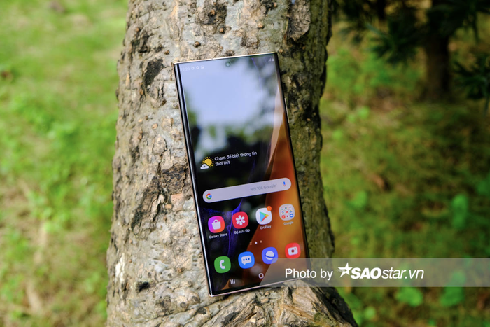 Galaxy Note20 Ultra được trang bị màn hình có kích thước khá lớn là 6.9 inch, sử dụng tấm nền Dynamic AMOLED 2x và hỗ trợ độ phân giải 3,088 x 1,440 pixel. Màn hình này cũng hỗ trợ công nghệ HDR10+, tần số quét 120Hz và được vuốt cong về 2 cạnh.