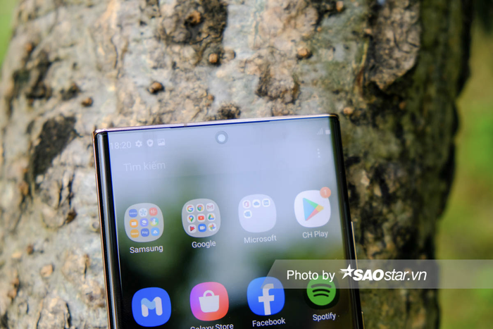 Camera selfie được đặt gần đỉnh của màn hình có độ phân giải 10 MP.